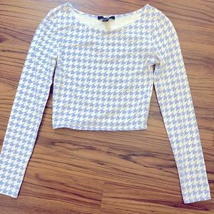 White & blue zig zag striped long-sleeve crop